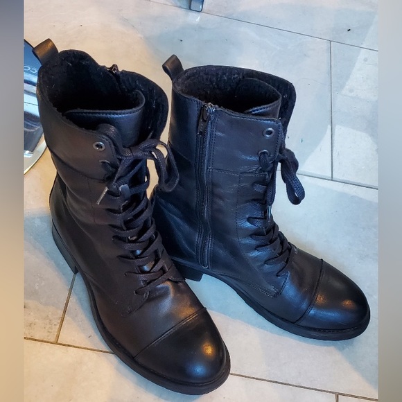 Black leather lace up combat boots with fur trim inside - Picture 2 of 2